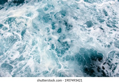 Abstraktes blaues Meerwasser mit weißer Welle auf Hintergrund