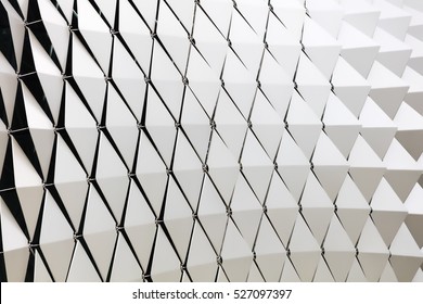 Abstrakte Nahaufnahme von modernen, gelüfteten Dreiecken aus Aluminium auf der Fassade