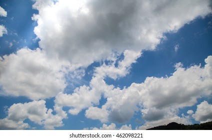 Abstract : Clouds of clouds floating in the sky, blue