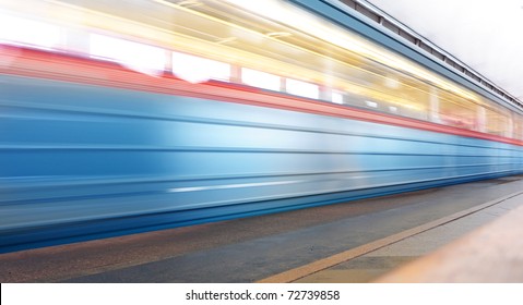 Abstrakte Zusammensetzung des fahrenden U-Bahn-Fahrzeugs
