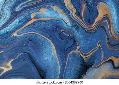 Resumen de fondo de arte fluido color azul marino y marrón. Mármol líquido. Pintura acrílica sobre lienzo con líneas doradas y gradiente. Fondo de tinta de alcohol con patrón ondulado de zafiro.