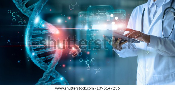 Molécula de ADN luminosa abstracta. Médico que usa el comprimido y comprobar con análisis cromosómico ADN genético de humanos en la interfaz virtual.Medicina. Ciencias médicas y biotecnología.