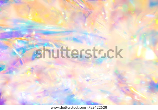 輝く金色の結晶光の反射を持つ 虹色のパーティーチンゼルの抽象的な魔法のパステル色の壁紙 の写真素材 今すぐ編集