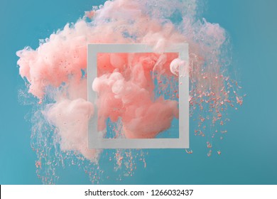 Abstrakte pastellfarbene, rosa Farbe der Korallen mit pastellblauem Hintergrund. Flüssiges kreatives Konzept mit Kopienraum. Minimaler natürlicher Luxus.