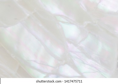 Абстрактный жемчужный фон с мягкими мерцающими перламутровыми сиреневыми и радужными цветами