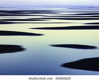 Abstract of sandbars and large tide pools on the Pacific coast of Olympic Peninsula in Washington, USA, for themes of nature, repetition, serenity, the environment (one of a series) 库存照片