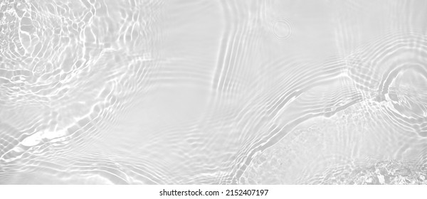 Resumen del fondo de la pancarta de verano Textura transparente de la superficie del agua clara beige con chispas y salpicaduras. Olas de agua a la luz del sol, espacio para copiar, vista superior. Emulación de tóner micelar con humectante cosmético