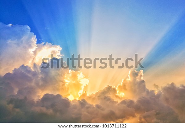 雲を照らす抽象的な太陽の光線 美しい空を照らす雲を照らす太陽の光 の写真素材 今すぐ編集