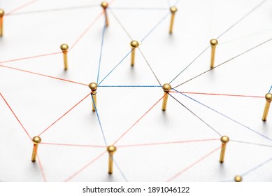 abstrakte Web-Line-Verbindung von Farbgarn von Nagelknoten zu Knoten auf weißem Hintergrund , Netzwerkkonzept