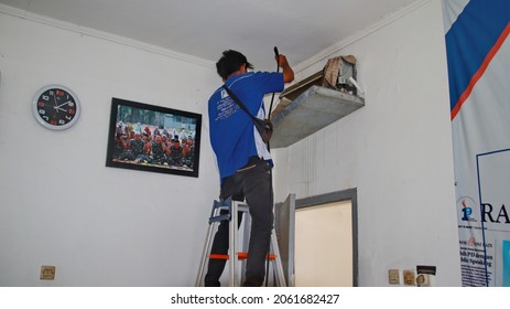 AC Repairman Cleaning And Repairing Broken AC, Pekalongan, 12 October, 2021