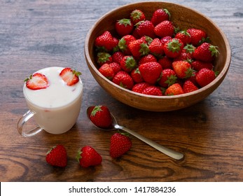 Acacia Bowl In Strawberry On Wooden Table