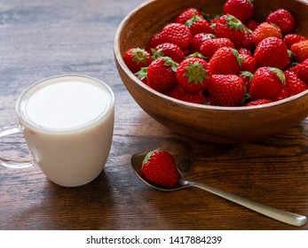 Acacia Bowl In Strawberry On Wooden Table