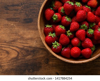 Acacia Bowl In Strawberry On Wooden Table