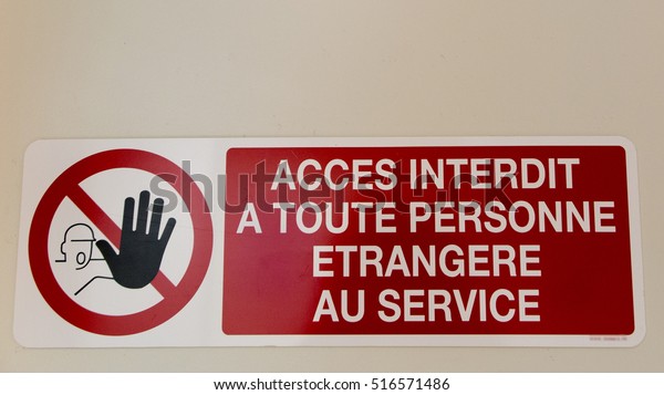 Access Denied Private Property sign in French\
(Access forbiden Propriety\
Private)