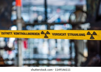 Access restriction to an area where technical x-ray diagnostics are in progress (Translation of German text: Accessing Control Area - Beware of Radiation)