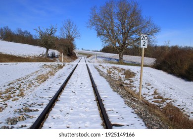 Access to an unrestricted level crossing from the point of view of the engine driver.