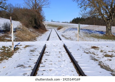 Access to an unrestricted level crossing from the point of view of the engine driver.