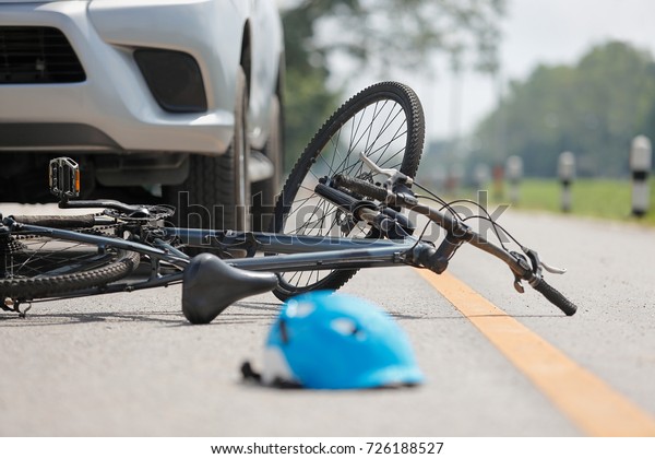 道路に自転車を乗せた事故車の衝突 の写真素材 今すぐ編集