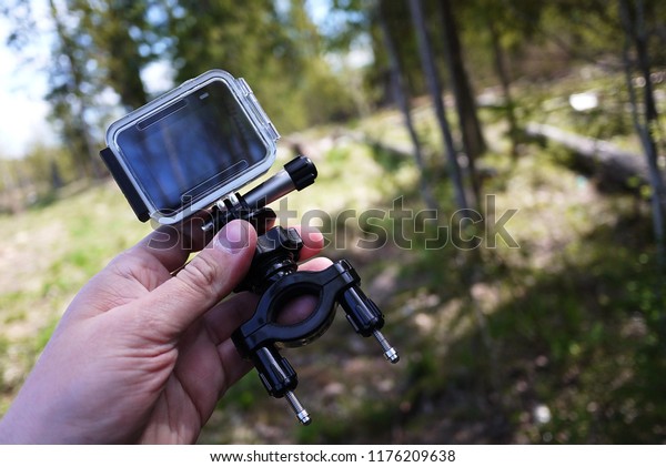 Action camera to capture
your videos. Suitable for car travel, sports, diving, Cycling and
other Hiking