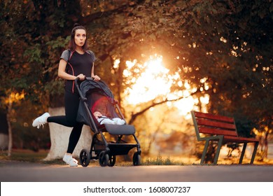 
Active Mother Wearing Sporty Outfit Pushing Stroller in the Park. Fitness mom ready for postnatal body recovery and exercising 
