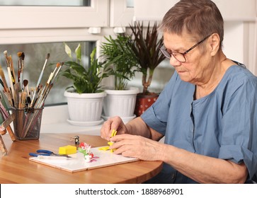 Active Old Age. An Elderly Woman Sculpts Small Toys From Polymer Clay. Art Therapy. The Age Of 80 Years. A Happy Elderly Person Is Engaged In Creativity. Handicraft