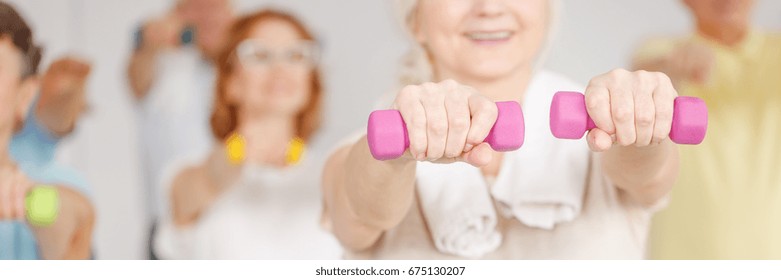 Entrenamiento activo de ancianas con campanas en el gimnasio