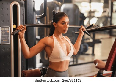 Una mujer activa realiza un último pulldown en el gimnasio, centrándose en la fuerza y la forma.