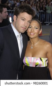 Actor BEN AFFLECK & fiance actress/singer JENNIFER LOPEZ at the Los Angeles premiere of his new movie DareDevil. 09FEB2003.   Paul Smith / Featureflash