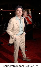 Actor ETHAN HAWKE At The World Premiere, In Los Angeles, Of Ocean's Eleven. 05DEC2001.  Paul Smith/Featureflash