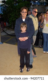 Actor ROBERT DOWNEY JR. & Son INDIO At The Hollywood Premiere Of Austin Powers In Goldmember. 22JUL2002.   Paul Smith / Featureflash