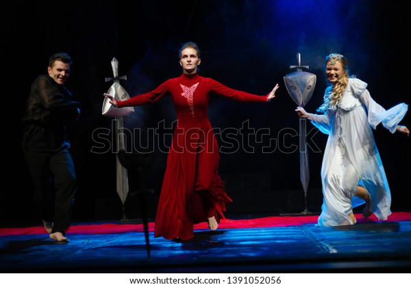 Actors and actresses on stage of the theater\
show a dramatic\
performance.