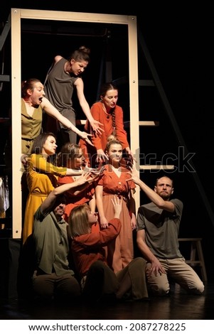 Actors and actresses perform a modern performance on the black stage of the theater. Foto stock © 