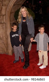 Actress DARYL HANNAH At The Los Angeles Premiere Of Harry Potter And The Sorcerer's Stone. 14NOV2001.   Paul Smith/Featureflash