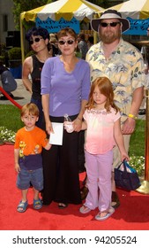 Actress ELIZABETH PENA & Family At The Hollywood Premiere Of Hey Arnold! The Movie. 23JUN2002.  Paul Smith / Featureflash