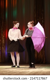 Actress Girls Clowns Show Show Performance On Stage