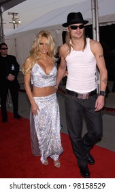 Actress PAMELA ANDERSON & boyfriend KID ROCK at the American Music Awards in Los Angeles. 09JAN2002.   Paul Smith/Featureflash