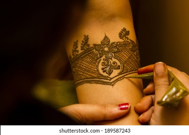 The actual process of applying Mehndi on the bride's hand