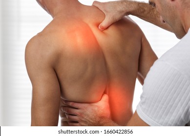 Akupressur, Rückenschmerzlinderung Konzept. Männlicher Patient Physiotherapie, Rehabilitationsbehandlung bei Verletzungen