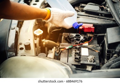 Add Distilled Water In Battery 的圖片 庫存照片和向量圖 Shutterstock