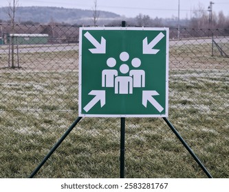 Additional table for marking the place where the assembly point is located. It is advisable to supplement the table with a text table or an arrow. escape routes from the building, photoluminescent