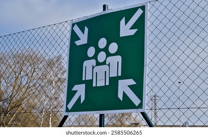 Additional table for marking the place where the assembly point is located. It is advisable to supplement the table with a text table or an arrow. escape routes from the building, photoluminescent