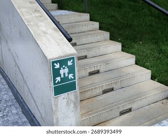 Additional table for marking the place where the assembly point is located. It is advisable to supplement the table with a text table or an arrow. escape routes from the building, photoluminescent