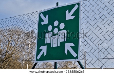Additional table for marking the place where the assembly point is located. It is advisable to supplement the table with a text table or an arrow. escape routes from the building, photoluminescent