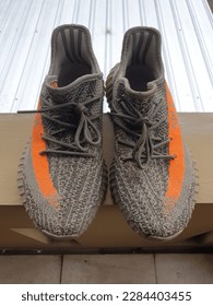 Adidas Yeezy Boost 350 V2 SPLY Steel Grey Beluga Solar Red Bb1826. Сlose up view of sneakers.