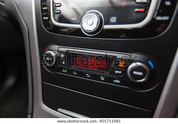 Adjusting the temperature in the car - climate
control (Shallow
DOF).