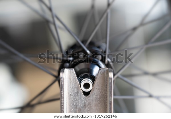 adjusting spokes