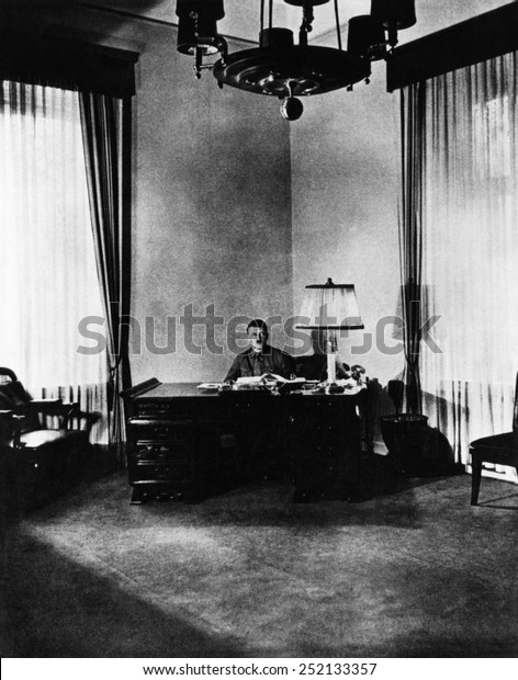 Adolf Hitler His Office Braunes Haus の写真素材 今すぐ編集