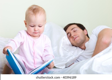 Bebe Durmiendo Con Papa Imagenes Fotos De Stock Y Vectores Shutterstock