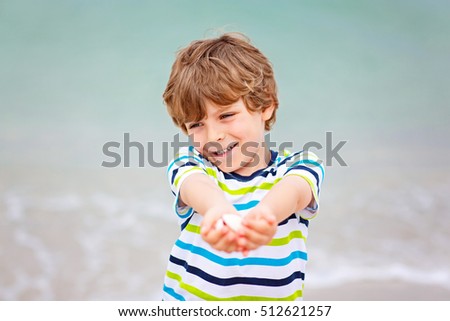 Foto Bild Kind spielt mit Sand auf den Dünen