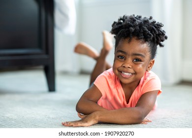 Adorable afrikanische kleine Mädchen lächelnd